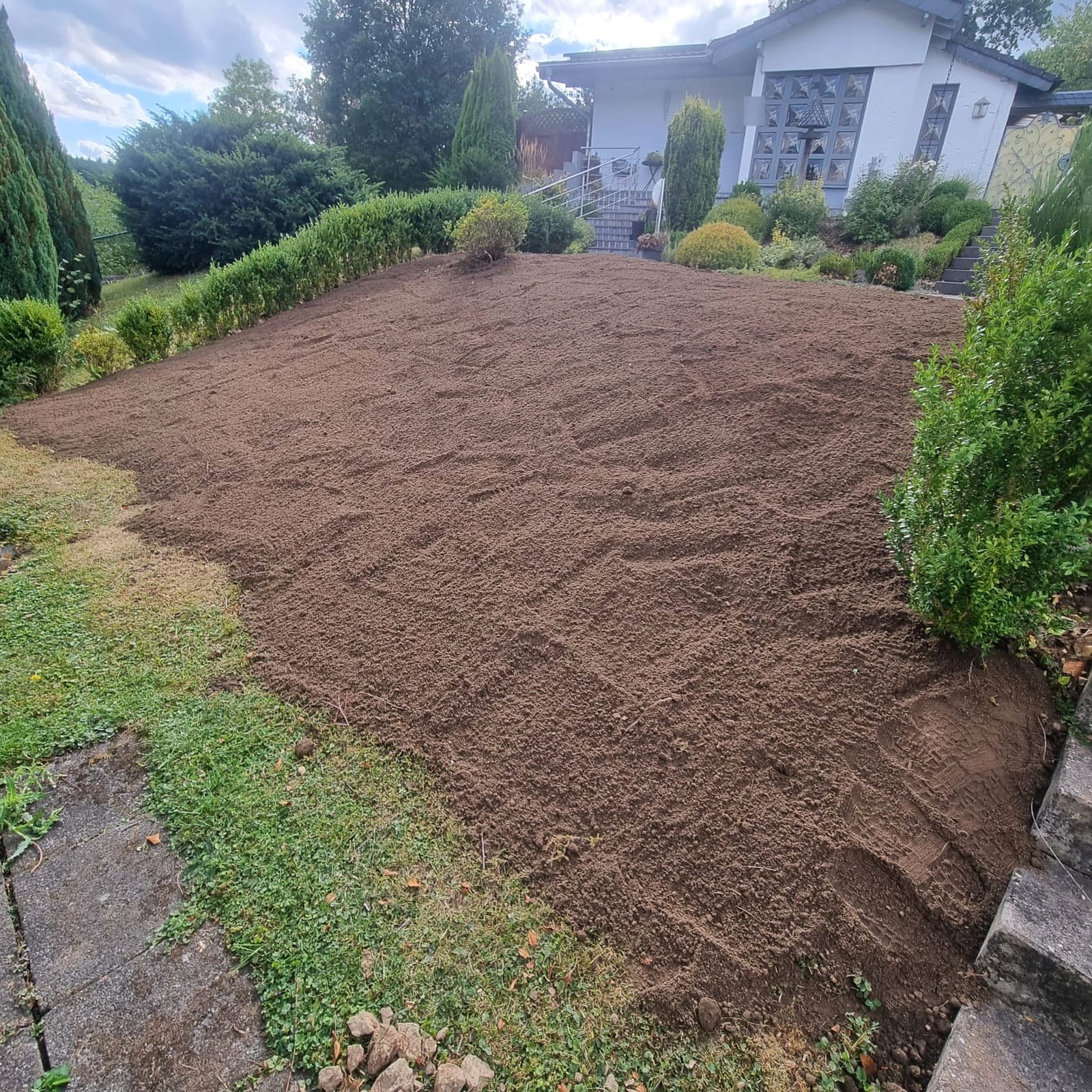 Hanggarten neu angelegt, Schritt 2: Mutterboden