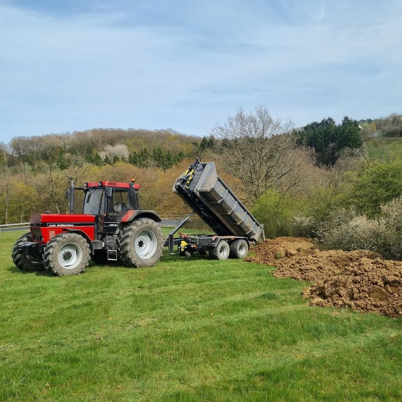 Erde abkippen mit dem Hakenlift